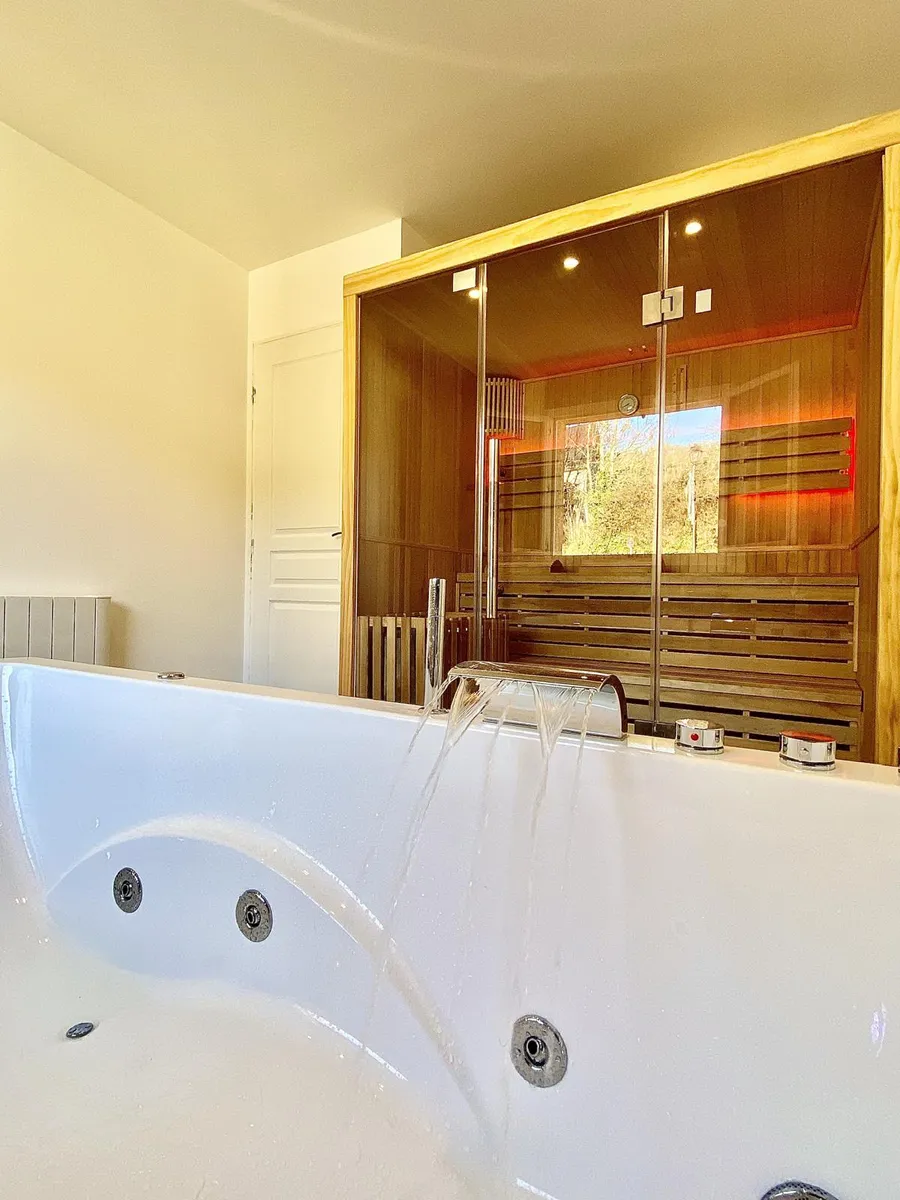 Salle de bain avec baignoire balnéo dans un hébergement géré par LCDO