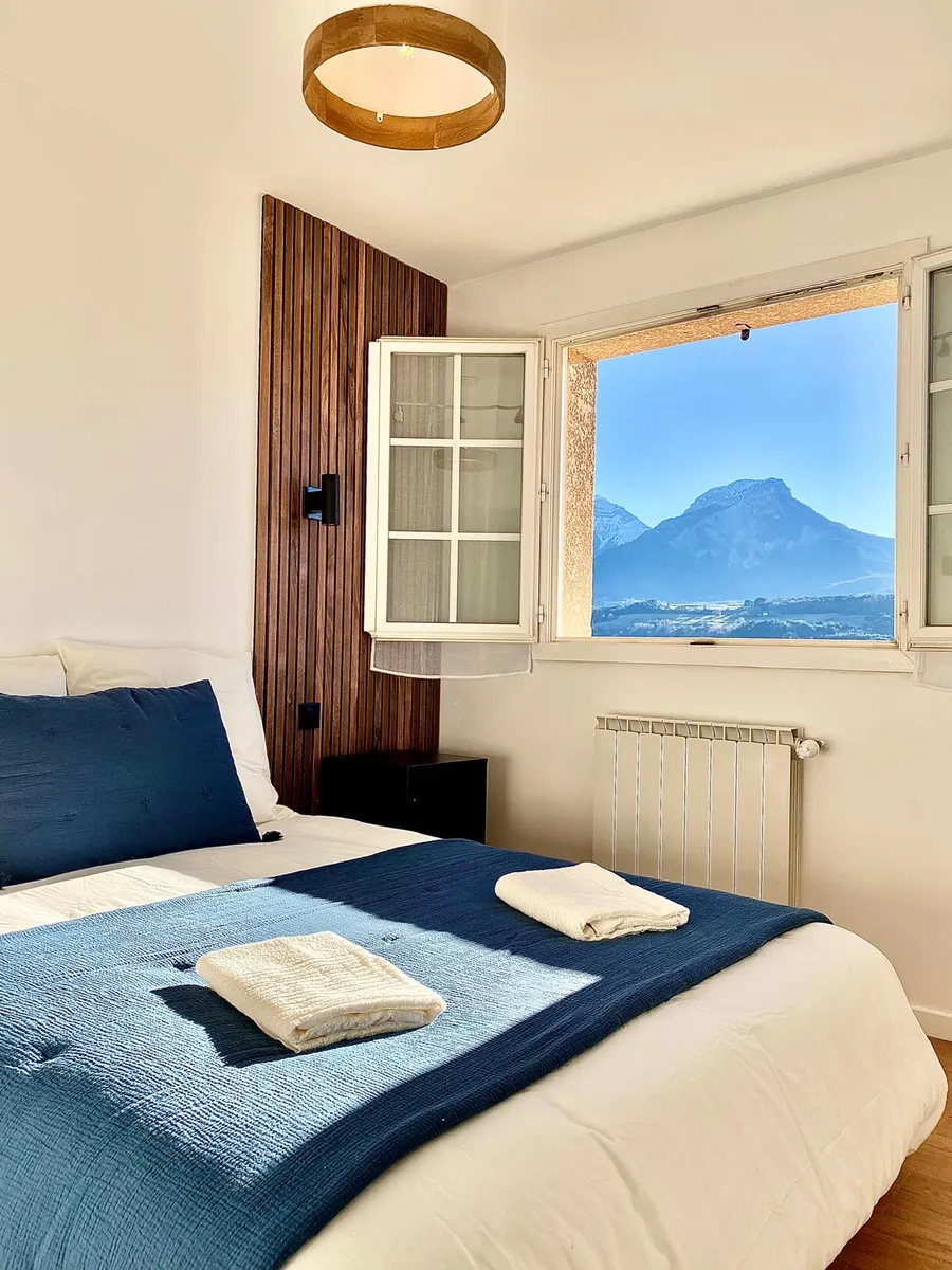 Chambre préparée avec vue sur les sommets de la Matheysine