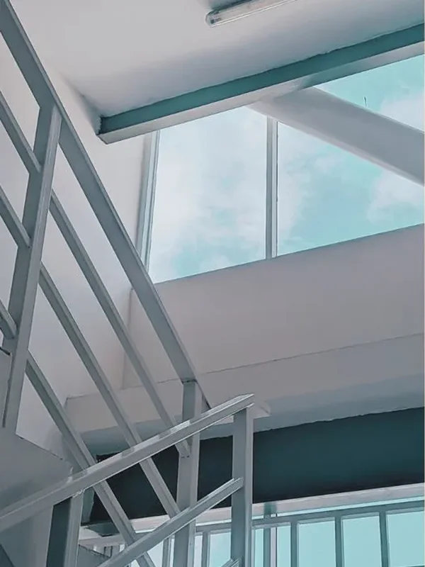 Cage d'escalier lumineuse d'une copropriété entretenue par LCDO