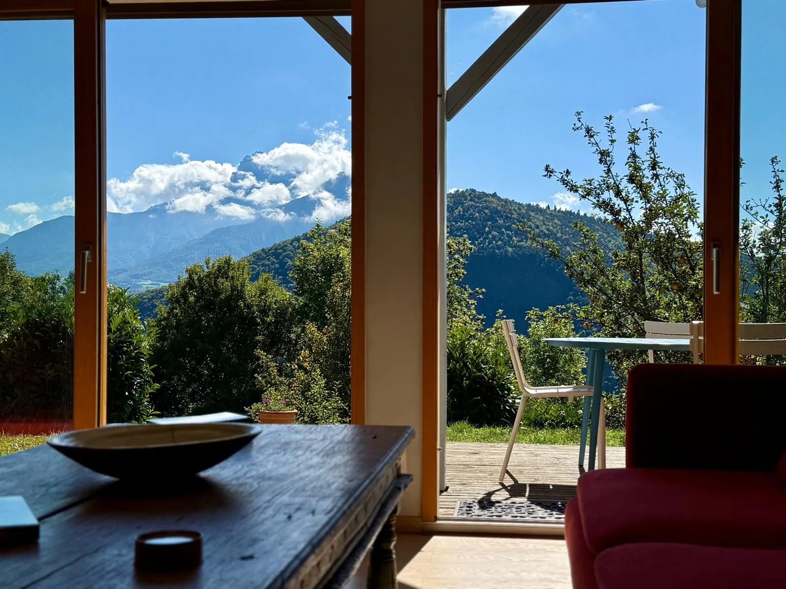 Wooden bay window opening onto the Matheysine mountains, in a property cared for by La Conciergerie de l'Obiou