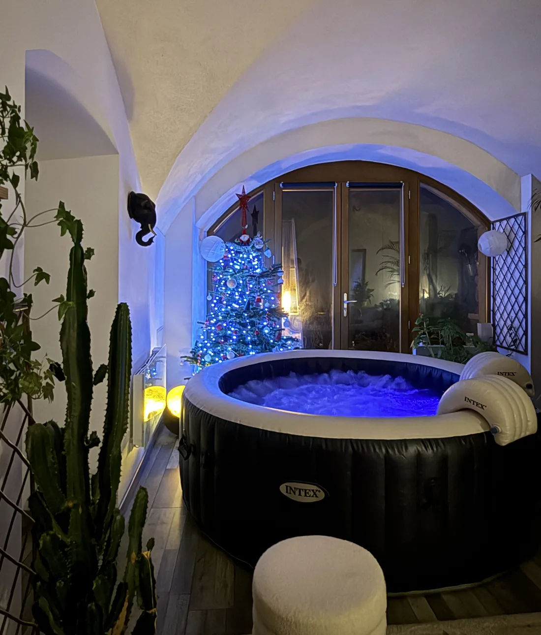 Spa privatif Dans ma bulle, prêt à l'emploi, installé dans un salon lumineux