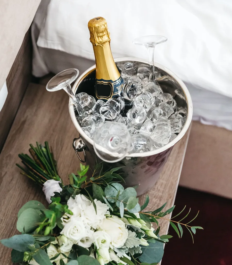 Champagne au frais et bouquet pour une expérience spa à offrir