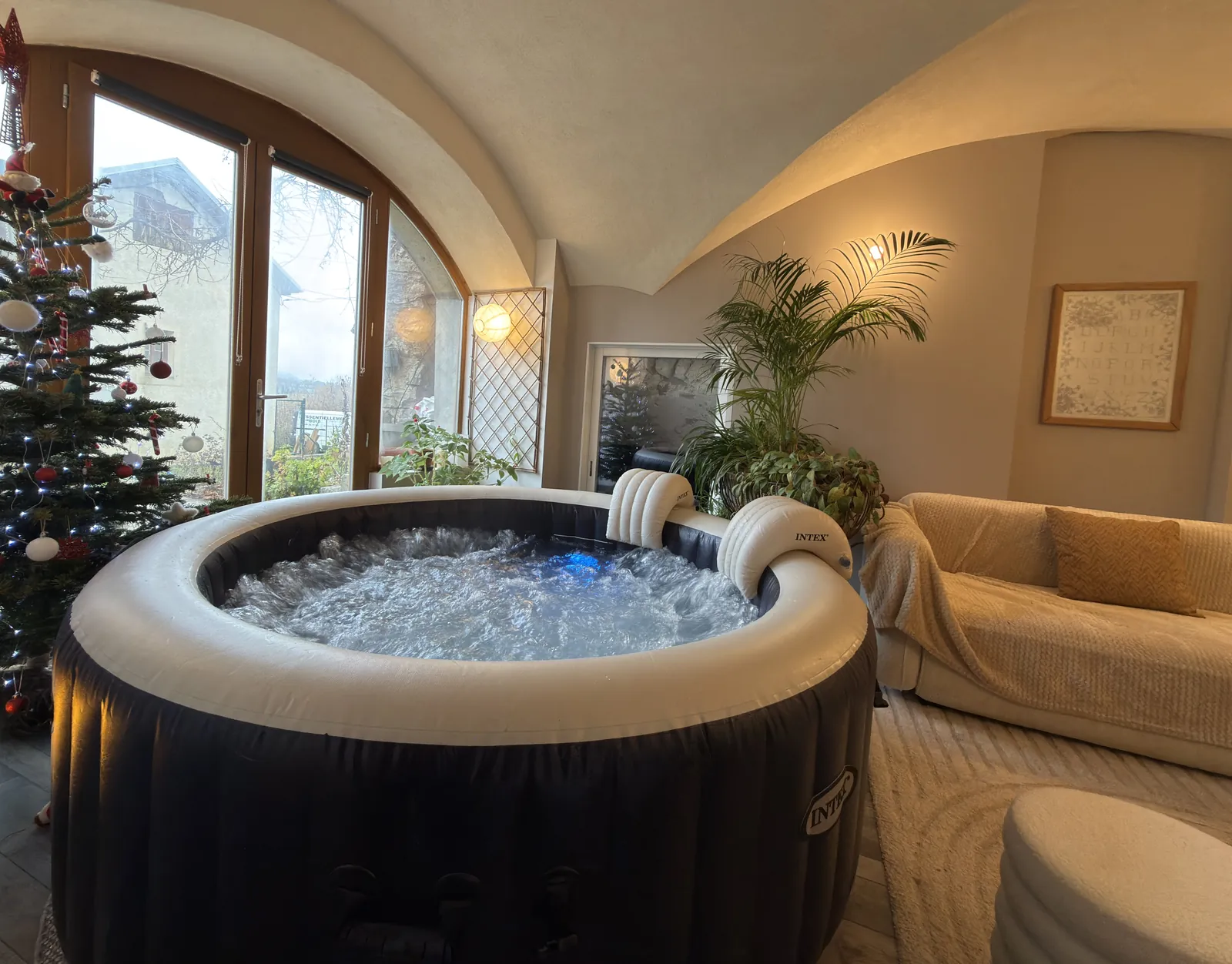 Spa privatif Dans ma bulle installé dans un salon voûté chaleureux, prêt à l'emploi
